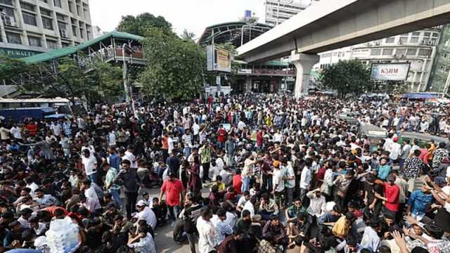 পৌনে দুই ঘণ্টা পর শাহবাগ ছাড়ল ছাত্রদল, যান চলাচল শুরু