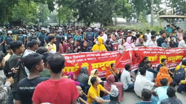 যমুনা অভিমুখে পোশাকশ্রমিকদের মিছিল, পুলিশি বাধায় কাকরাইলে অবস্থান