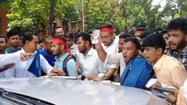 অটোপাসের দাবিতে জাতীয় বিশ্ববিদ্যালয়ের ভিসির ওপর হামলা
