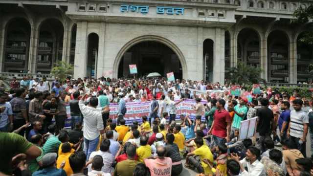 ইশরাককে মেয়রের দায়িত্ব বুঝিয়ে দেওয়ার দাবিতে বিক্ষোভ