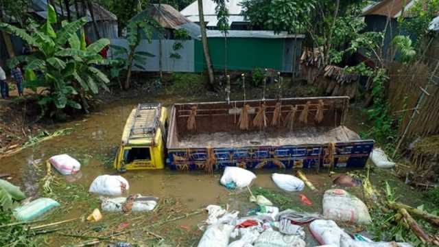 গরুবাহী ট্রাক নিয়ন্ত্রণ হারিয়ে খাদে, ২ ব্যবসায়ী নিহত