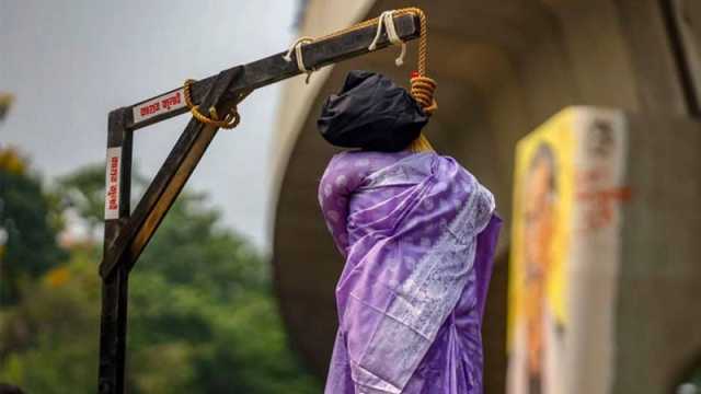 ঢাবিতে বিতর্কের মুখে সরানো হলো সেই কুশপুতুল