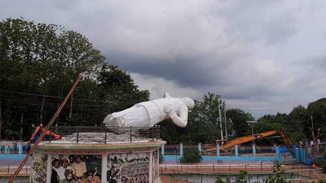পাঁচ দিন চেষ্টার পর ভাঙা হলো বঙ্গবন্ধুর ভাস্কর্য