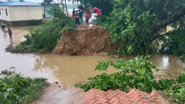নদনদীর পানি বাড়ছেই, দেখা দিচ্ছে ভাঙন