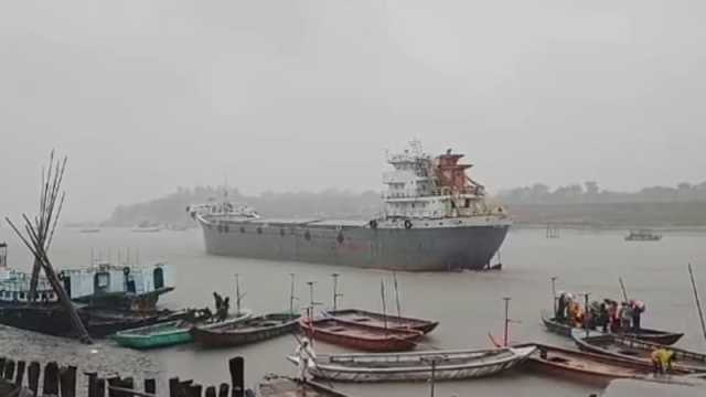 মোংলা বন্দরে ৩ নম্বর সতর্কসংকেত, পণ্য খালাস ব্যাহত, জোয়ারের পানিবৃদ্ধি