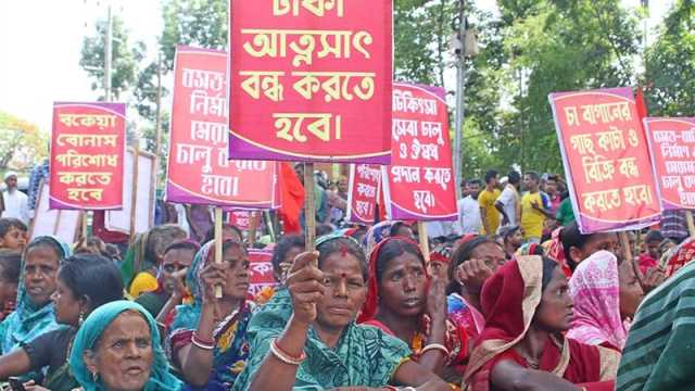 পাওনাসহ বিভিন্ন দাবি আদায়ে সিলেটে চা শ্রমিকদের সড়ক অবরোধ