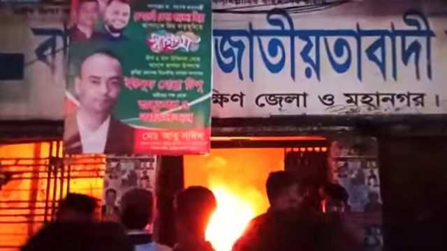 কুমিল্লায় বিএনপি অফিসে আগুন দিল ছাত্রদলের পদবঞ্চিতরা