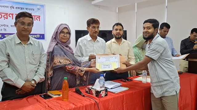 গণঅভ্যুত্থানে আহত ৭৯ জন পেলেন অনুদানের চেক