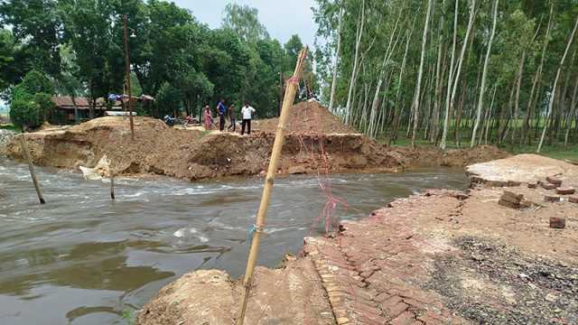 পানির তোড়ে ভেঙে গেল সড়ক