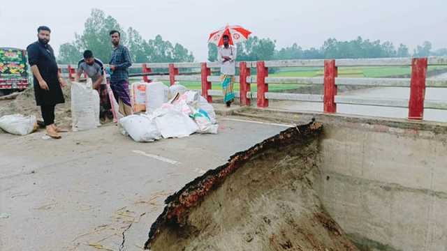 সেতুর সংযোগ সড়ক মেরামত, চলছে যানবাহন