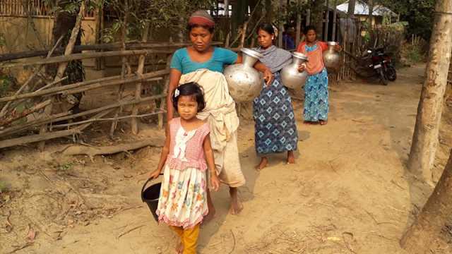 এক কলসি পানির জন্য যেতে হয় দেড় কিলোমিটার
