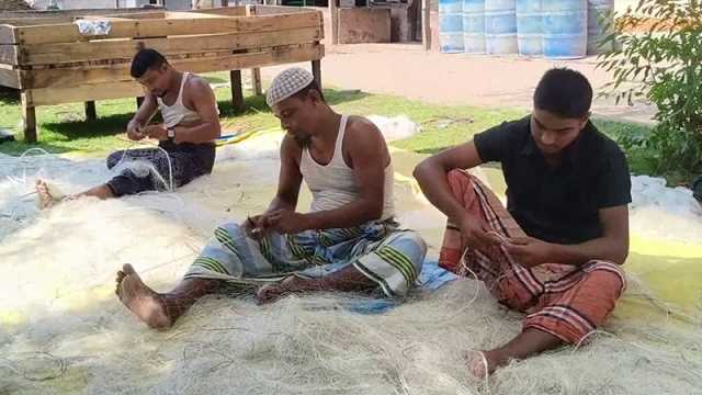 ধারদেনায় ডুবতে বসেছেন সমুদ্রগামী জেলেরা