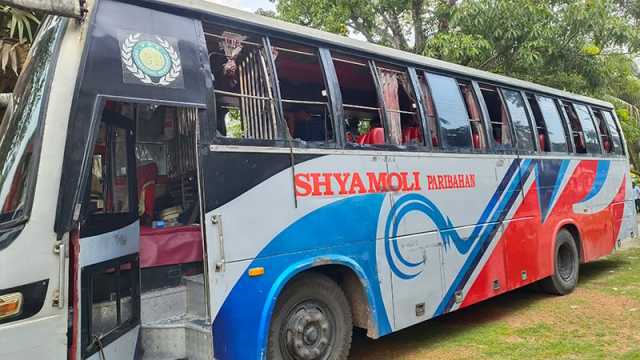 হেলপারকে মারধরের জেরে দুই বাসে হামলা, ৯ শিক্ষার্থী আহত