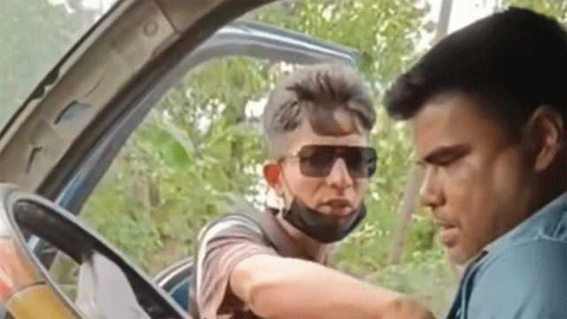 হঠাৎ মোটরসাইকেলে এসে ‘পুলিশ পরিচয়ে’ বুকে পিস্তল ঠেকিয়ে ছিনতাই