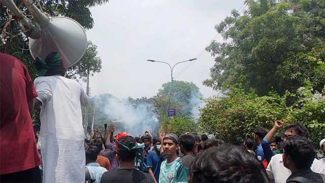 জবি শিক্ষার্থীদের লংমার্চে টিয়ারগ্যাস ও সাউণ্ড গ্রেনেড নিক্ষেপ
