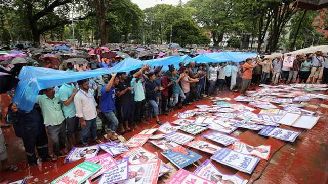 বৃষ্টির মধ্যেই শহীদ মিনারে পল্লী বিদ্যুৎ সমিতির কর্মীরা