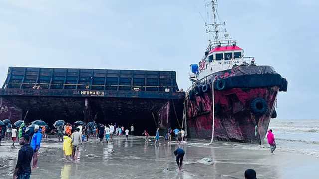 সাগরের উত্তাল ঢেউয়ে তীরে চার জাহাজ
