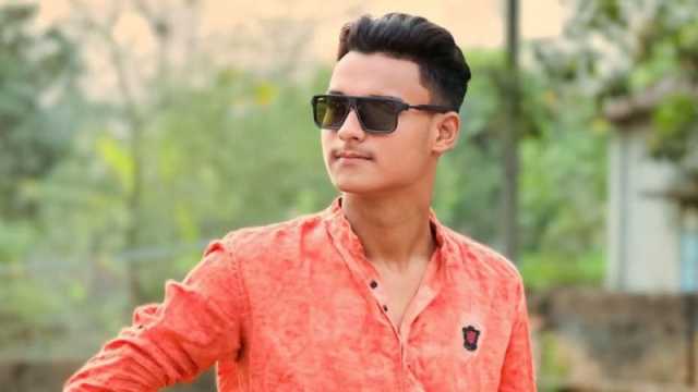 বাস থেকে ধাক্কা, পেছনের চাকা গেল মাথার ওপর দিয়ে