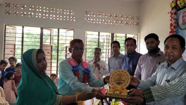 অশ্রুসিক্ত ভালোবাসায় শিক্ষককে বিদায়