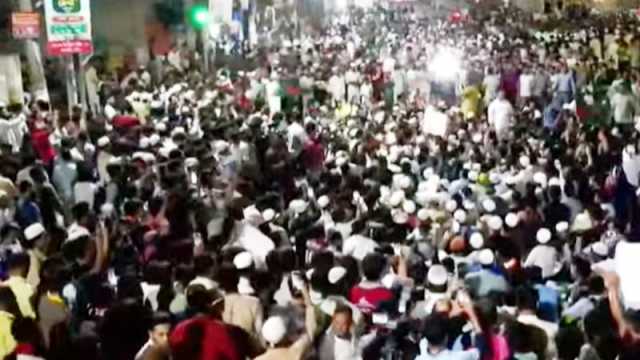 শাহবাগ ছেড়ে ইন্টারকন্টিনেন্টাল মোড়ে আন্দোলনকারীরা