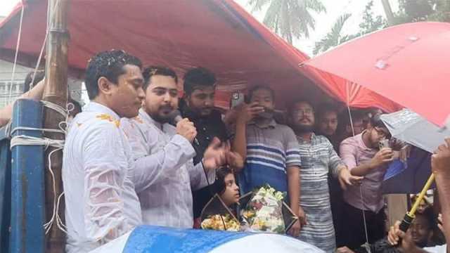 বৃষ্টিতে ভিজে জনসংযোগ এনসিপির নাহিদ-তাসনীম জারার 