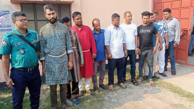 যুবদল ও ছাত্রদলের ১০ নেতা-কর্মীকে কোমরে দড়ি বেঁধে থানায় নিল পুলিশ