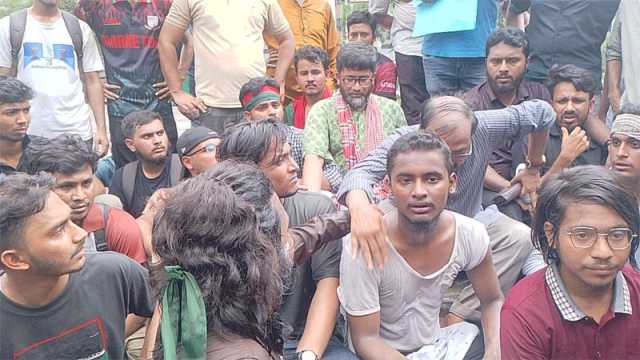 জবি শিক্ষার্থীদের লংমার্চে টিয়ারগ্যাস নিক্ষেপে সড়কে বসে পড়লেন প্রক্টর