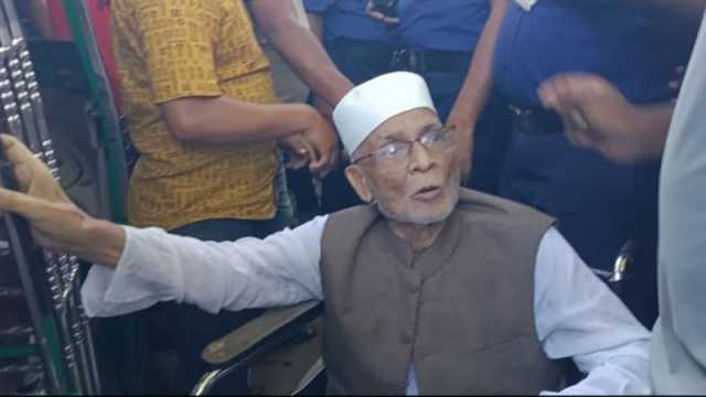 বিএনপি নেতাকর্মীদের হাতে আটক সাবেক ভূমিমন্ত্রী ও তার স্ত্রী, পুলিশ হেফাজতে
