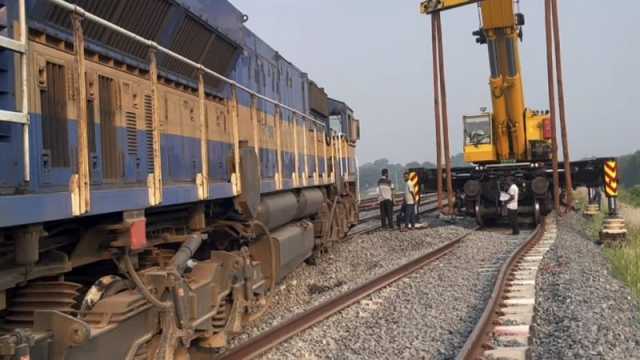 ১২ ঘণ্টা পর দক্ষিণবঙ্গে রেল চলাচল স্বাভাবিক, পয়েন্টম্যান বরখাস্ত