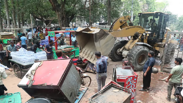 সোহরাওয়ার্দী উদ্যানের অবৈধ দোকান-স্থাপনা উচ্ছেদে অভিযান চলছে