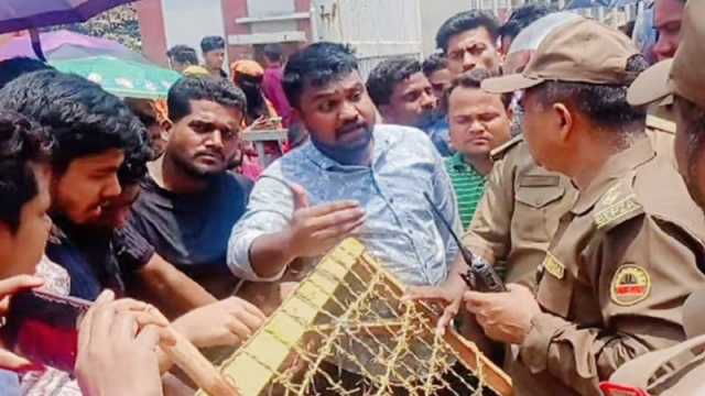 বকেয়া বেতনের দাবিতে ২ কারখানার পোশাক শ্রমিকদের বিক্ষোভ