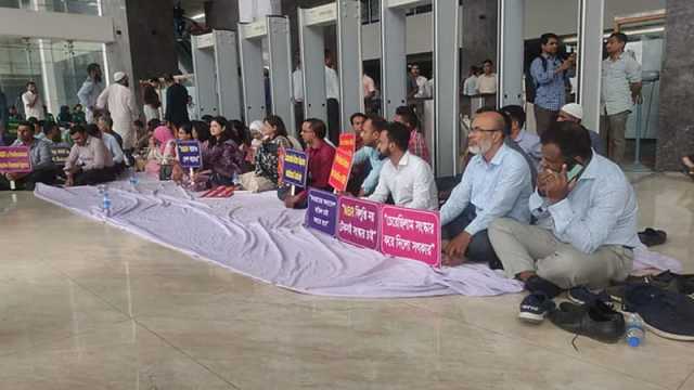 কর্মবিরতিতে কর্মীরা, অচল এনবিআর