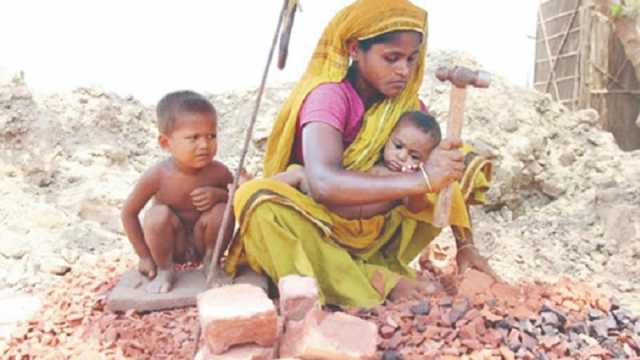 হাড়ভাঙা পরিশ্রমে পুরুষের অর্ধেকের কম বেতন নারীর