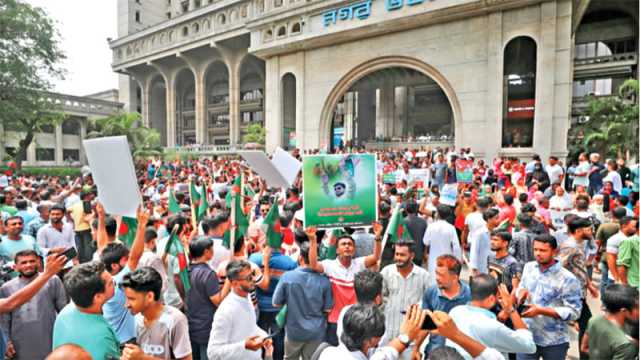 ইশরাককে মেয়র পদে বসানোর দাবিতে নগর ভবন ঘেরাও