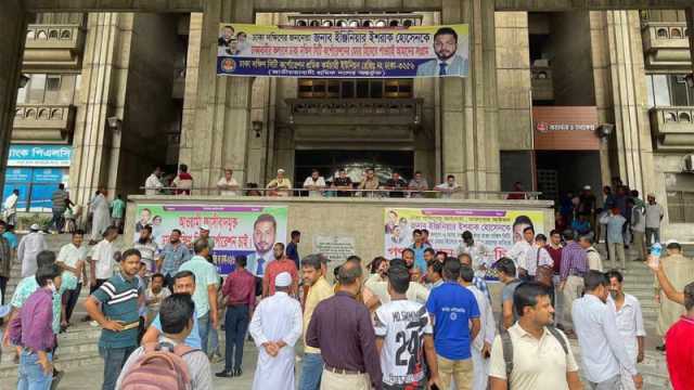 অবরুদ্ধ নগর ভবন, আন্দোলনে অনড় ইশরাক সমর্থকরা