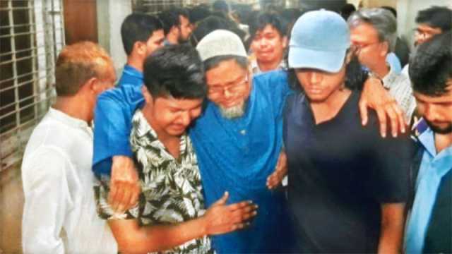 বিশ্ববিদ্যালয়ে শিক্ষার্থীদের ক্ষোভ, পরিবারে শোক