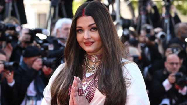 সাদা বেনারসি আর সিঁথিতে সিঁদুর, লাল গালিচায় অন্য এক ঐশ্বরিয়া