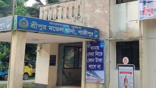 পুলিশ সদস্যের দায়ের কোপে বিচ্ছিন্ন কৃষকের হাত