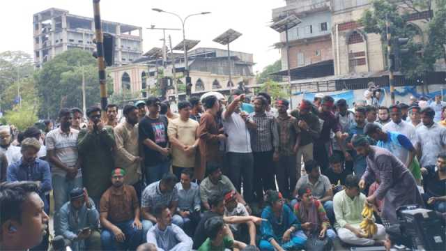 জুমার নামাজের পর কাকরাইলে জবি শিক্ষার্থীদের সমাবেশ শুরু
