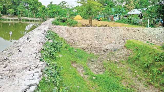 খাল দখলে নিতে প্রভাবশালীর বাঁধ