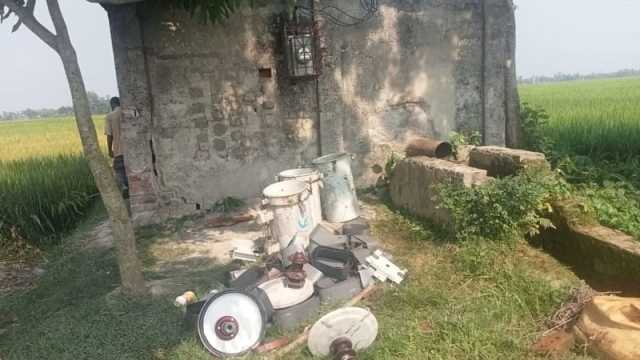 তিন ট্রান্সফরমারের খোলস রেখে তামার তার চুরি