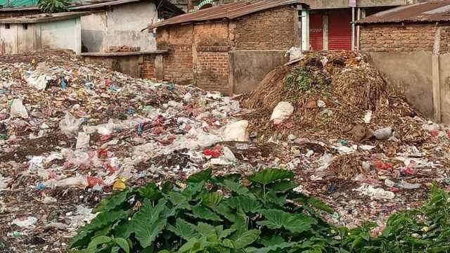 শমশেরনগর বাজার ময়লার স্তূপে বন্ধ নালার মুখ