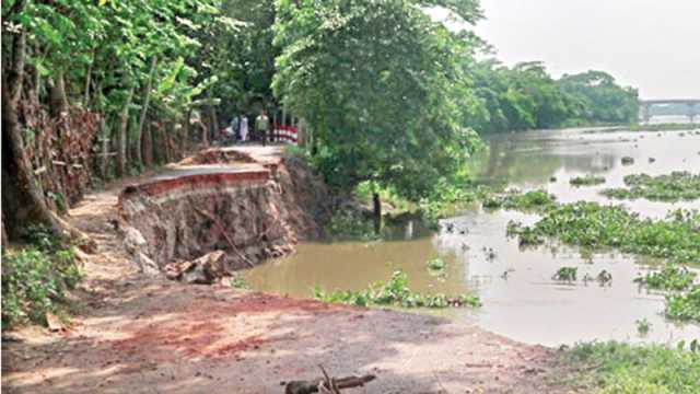 সড়ক নদীতে দুর্ভোগে ১০ গ্রামের মানুষ