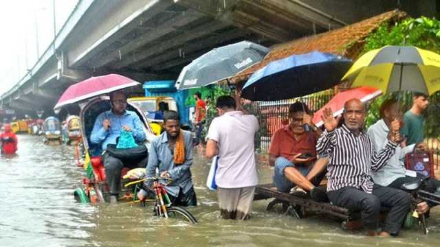 স্রোতের মতো আসা গাড়ি আটকে যায় শুলকবহরে