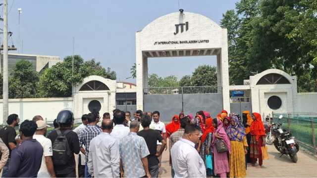 কারখানায় ঢুকতে বাধা দিলেন বিএনপিকর্মীরা
