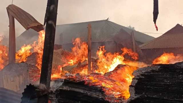 এক গুদামের আগুন ছড়াল ১২ গুদামে