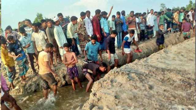 জোট বেঁধে ভাঙা হলো দুটি বাঁধ