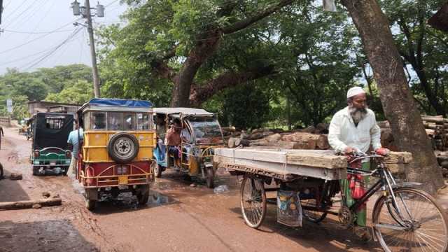 বেহাল সড়কে যেতে চান না চালকরাও