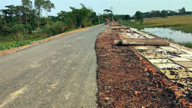 হাতে ধরলেই উঠে যাচ্ছে পিচ