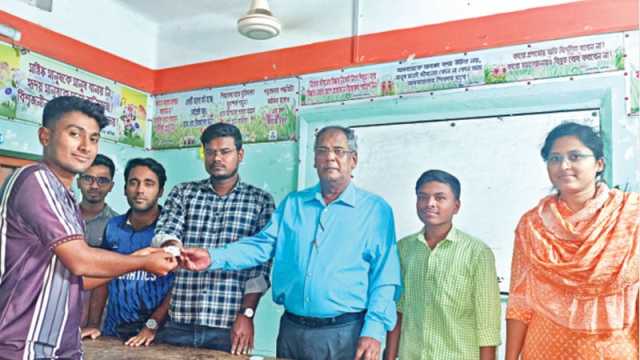 বিজয়ীরা পেল পুরস্কার